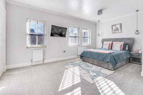 96 Horseshoe Crescent, Shoeburyness, Southend-on-sea, SS3 9WL