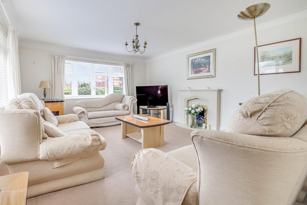 Thorpe Hall Avenue, Thorpe Bay SS1 3 bed detached bungalow for sale £