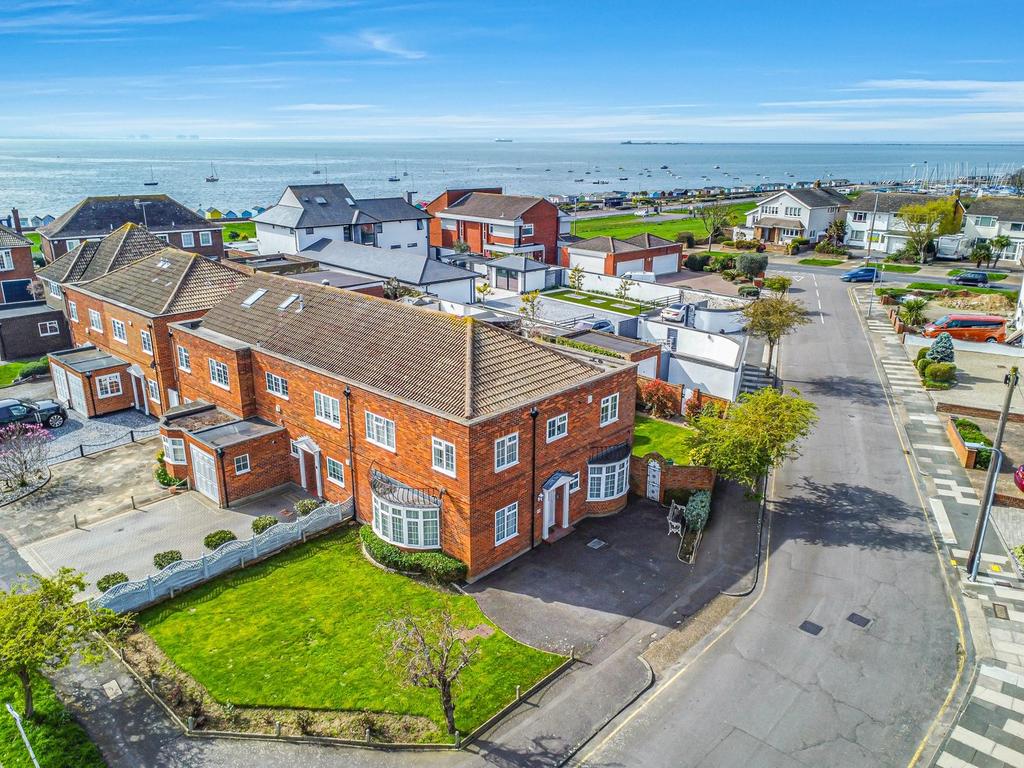 Leitrim Avenue, Shoeburyness SS3 4 bed semidetached house for sale £