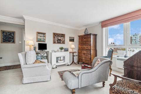 17 Chelsea Towers, London, SW3 5PN