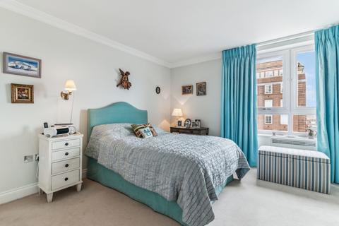 17 Chelsea Towers, London, SW3 5PN