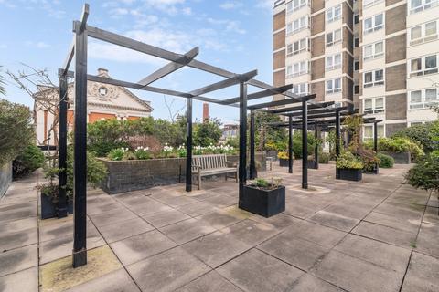 17 Chelsea Towers, London, SW3 5PN