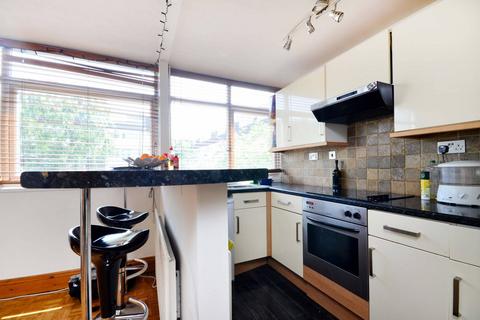 2 bedroom house to rent, Hillview Court, Woking, GU22