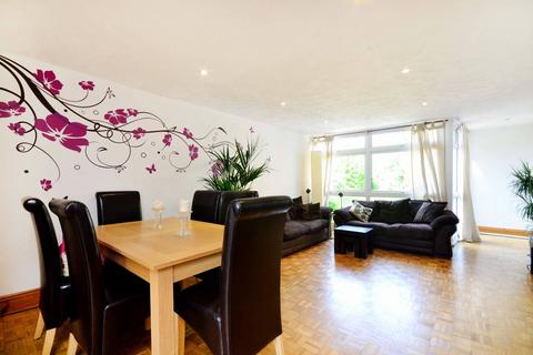 2 bedroom house to rent, Hillview Court, Woking, GU22