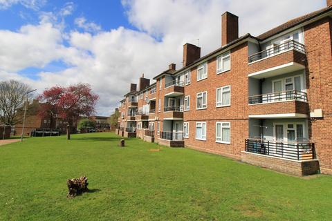 1 bedroom flat for sale, Leamington Close, Romford RM3