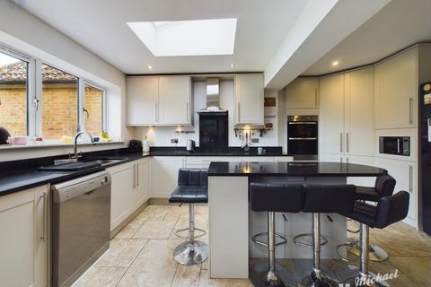 4 bedroom detached house for sale, Bishops field, Aston Clinton, HP22 5BB
