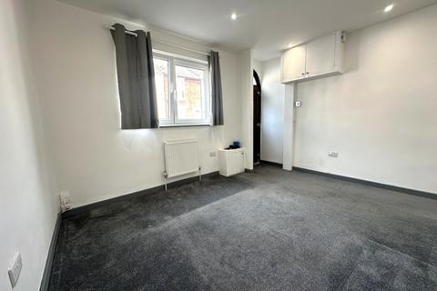 3 bedroom terraced house to rent, Portsmouth, North End Unfurnished
