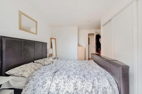 1 bedroom flat for sale, Woking,  Surrey,  GU21