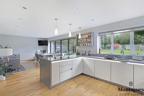16 Barn Hill, Roydon, Harlow, CM19 5LB