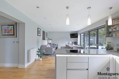 16 Barn Hill, Roydon, Harlow, CM19 5LB