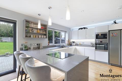 16 Barn Hill, Roydon, Harlow, CM19 5LB