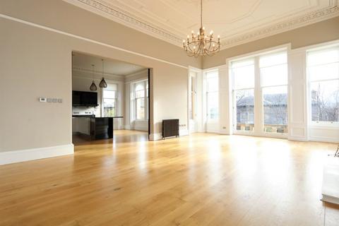 3 bedroom flat to rent, Dundonald Road, Glasgow G12