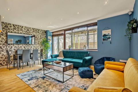 3 bedroom flat to rent, Stonhouse Street, London SW4