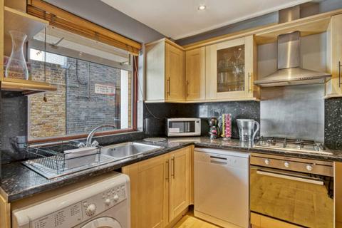 3 bedroom flat to rent, Stonhouse Street, London SW4