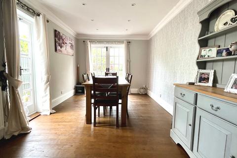 309 Hook Road, Chessington, KT9 1EH