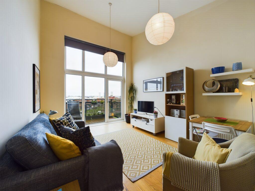 Shuna Crescent, Glasgow G20 2 bed flat for sale £165,000