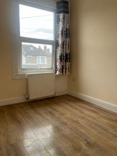 3 bedroom house share to rent, Ilford , IG1