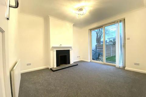 2 bedroom flat to rent, Oak Wood Close, Woodford Green IG8