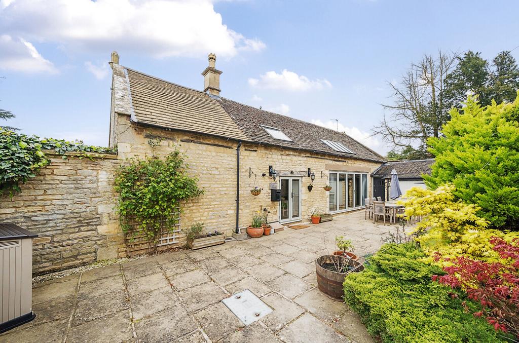 Evesham Road, Cleeve, Cheltenham 3 bed semidetached house for