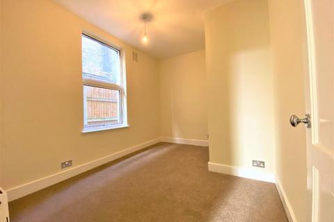 2 bedroom flat to rent, Eastwood Road, London E18