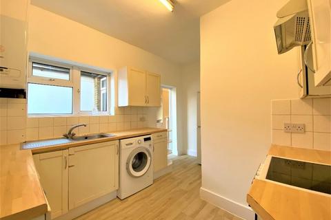 2 bedroom flat to rent, Eastwood Road, London E18