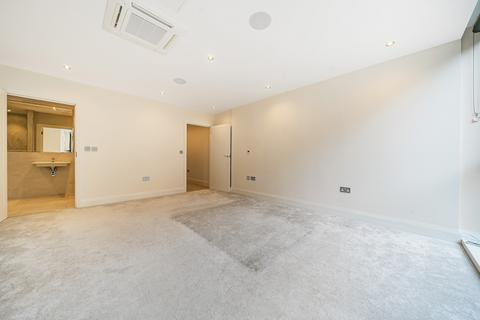 3 bedroom flat to rent, Glasshill Street London SE1