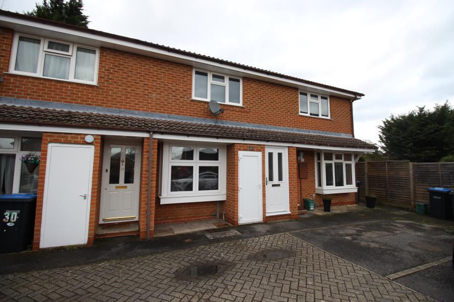 Vernon Close, Ottershaw KT16 2 bed terraced house to rent £1,550 pcm