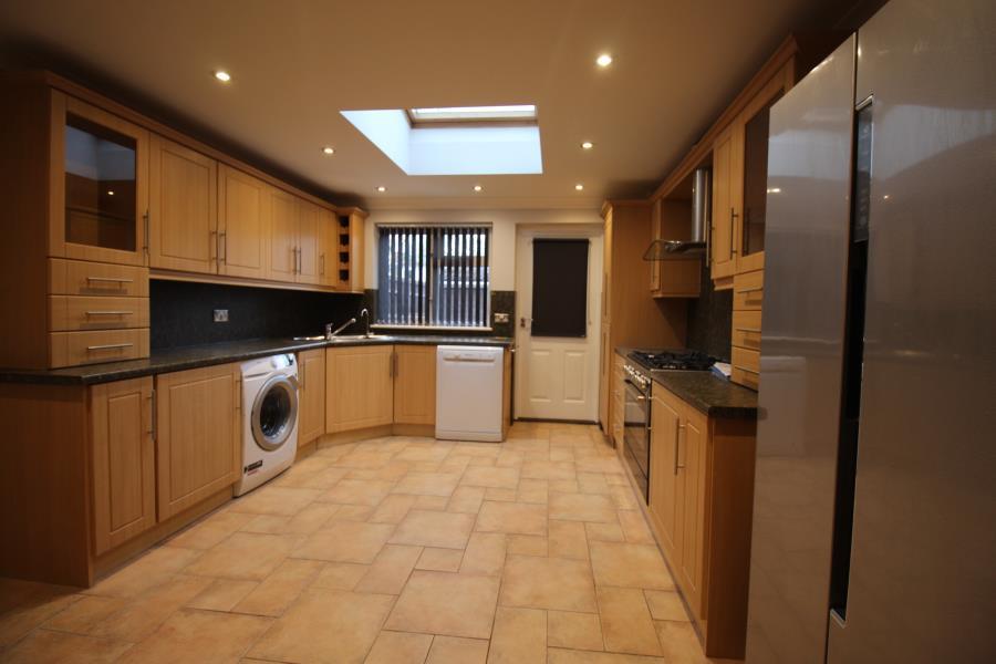 Vernon Close, Ottershaw KT16 2 bed terraced house to rent £1,550 pcm