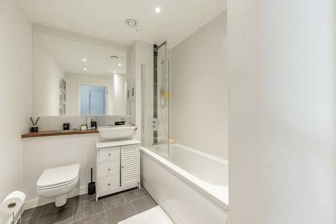 1 bedroom flat for sale, Goldfinch Court, Hampstead, London, NW11