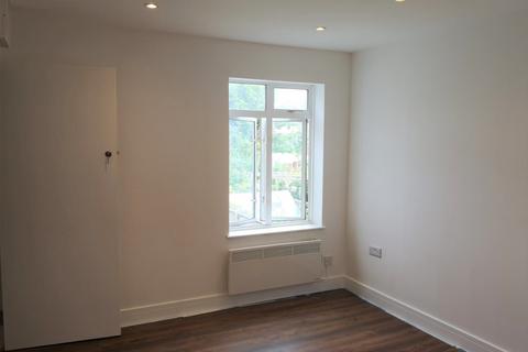 1 bedroom in a house share to rent, Basingstoke Road, Reading RG2