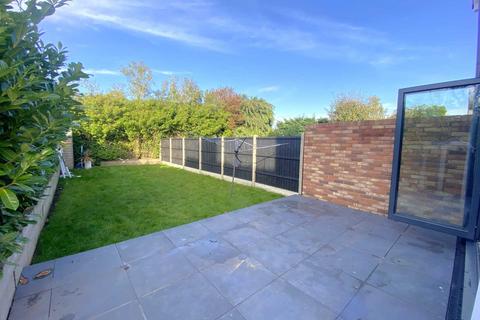 4 bedroom semi-detached house to rent, Woodman Road, Brentwood CM14
