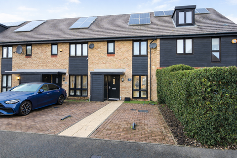 3 bedroom terraced house to rent, Egbert Close, RM12