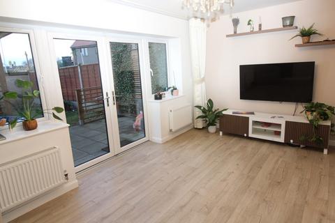 3 bedroom terraced house to rent, Egbert Close, RM12
