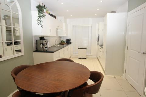 3 bedroom terraced house to rent, Egbert Close, RM12