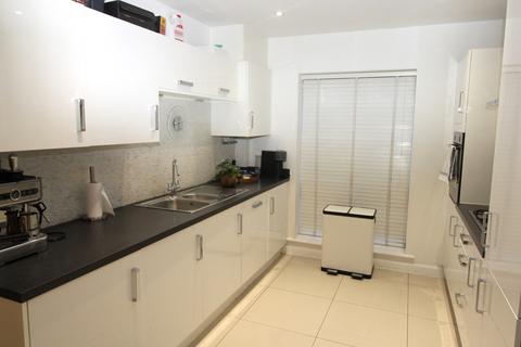 3 bedroom terraced house to rent, Egbert Close, RM12