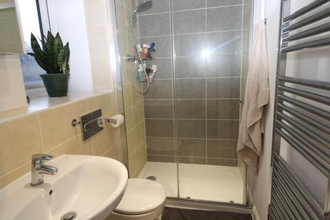 3 bedroom terraced house to rent, Egbert Close, RM12