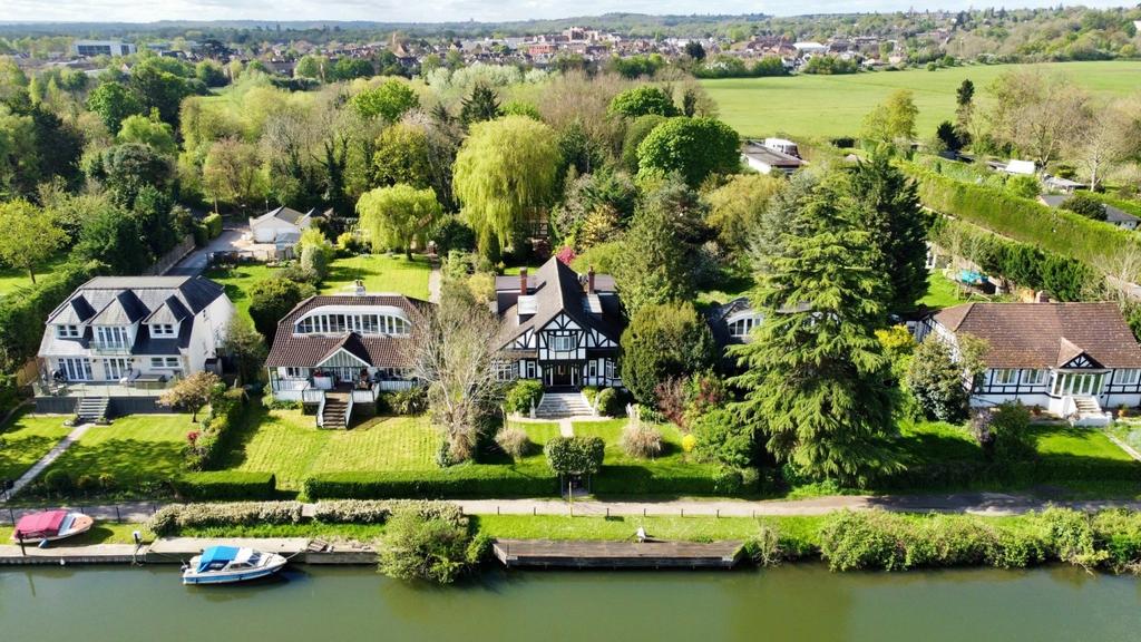 Riverside, Egham, Surrey, TW20 3 bed detached house for sale - £1,000,000