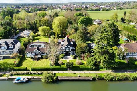 8 Riverside, Egham, TW20 0AA