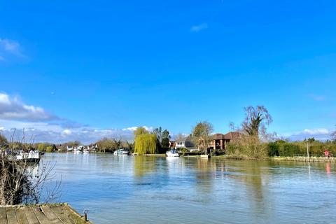 8 Riverside, Egham, TW20 0AA