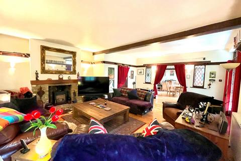 8 Riverside, Egham, TW20 0AA