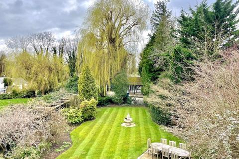 8 Riverside, Egham, TW20 0AA