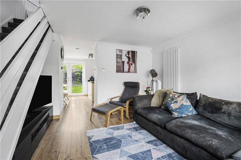 32 Larksfield, Englefield Green, Egham, TW20 0RD