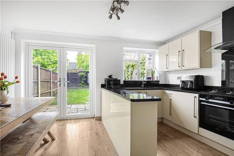 32 Larksfield, Englefield Green, Egham, TW20 0RD