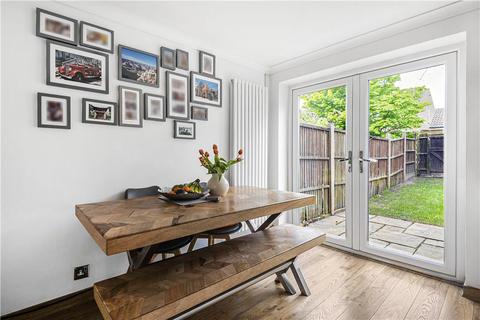 32 Larksfield, Englefield Green, Egham, TW20 0RD
