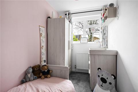 32 Larksfield, Englefield Green, Egham, TW20 0RD