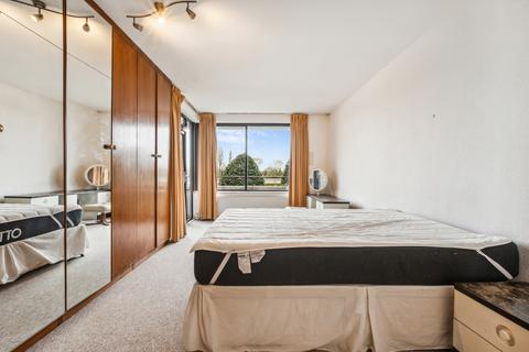 2 bedroom flat for sale, Willow Lodge, River Gardens, London