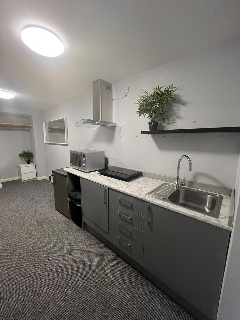 1 Bed Studio Flat in the popular Pembroke House