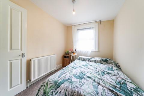 3 bedroom flat to rent, Rutford Road Streatham SW16