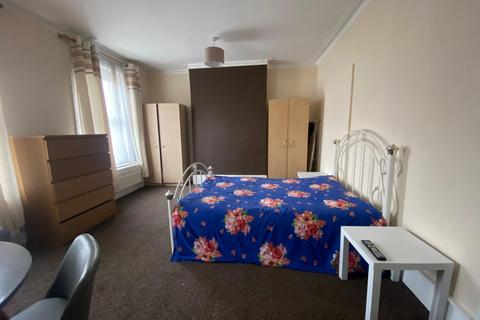 1 bedroom in a house share to rent, St Thomas Road, All Bills Included/Near Finsbury Park Station/Furnished