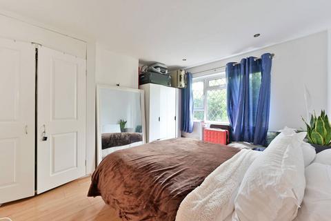 2 bedroom bungalow to rent, Haven Close, Wimbledon Village, London, SW19